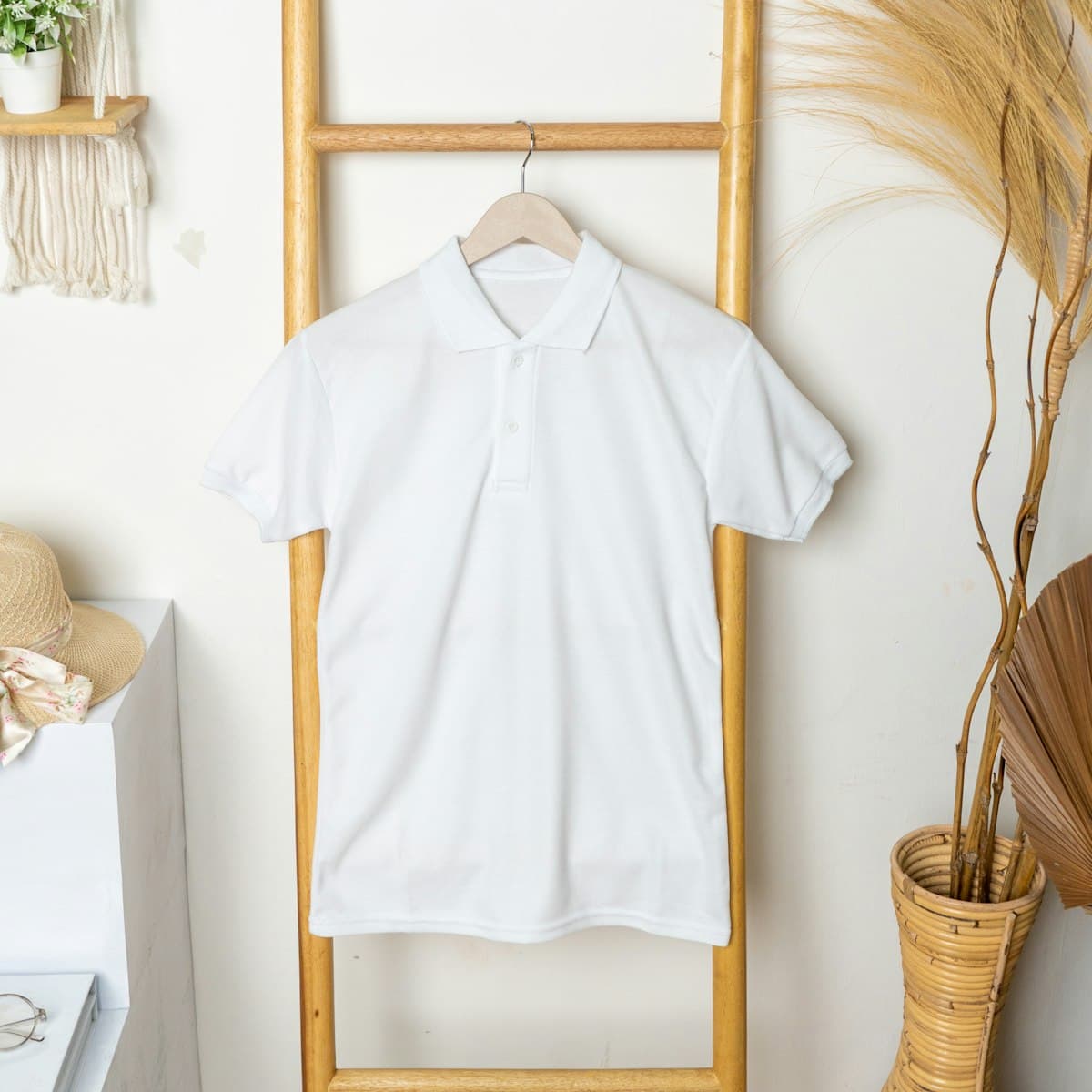 Camiseta polo blanca lista para personalizar con el logo de tu empresa